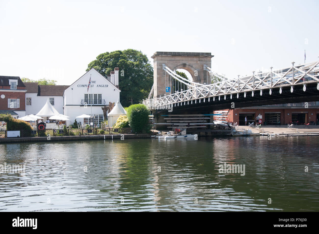 Il Macdonald Compleat Angler Hotel e Marlow Bridge, come visto dal lato di Marlow del Tamigi a Marlow, Buckinghamshire, Inghilterra, Regno Unito Foto Stock