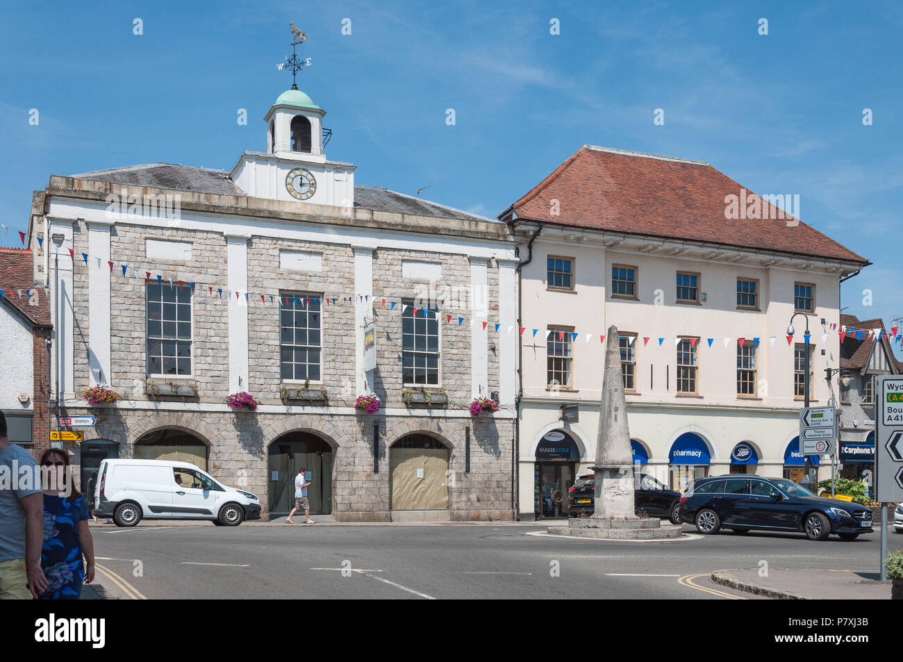 Il Grade 2 listed building, con la torre dell orologio e la banderuola, precedentemente noto come il Crown Inn presso la piazza del mercato, Marlow, Buckinghamshire, Inghilterra, Regno Unito Foto Stock
