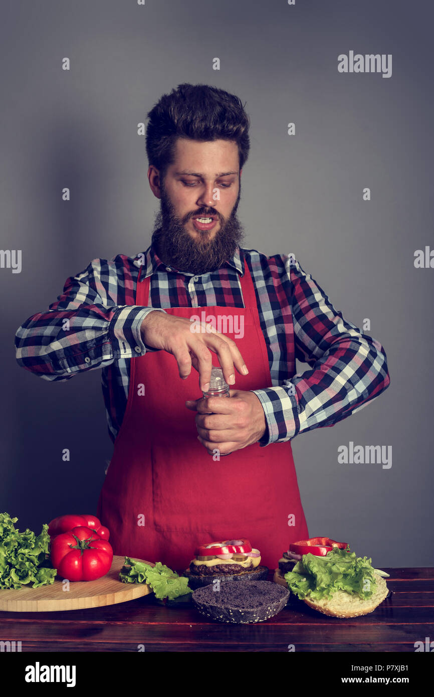 Uomo fresca cucina self made hamburger close up Foto Stock