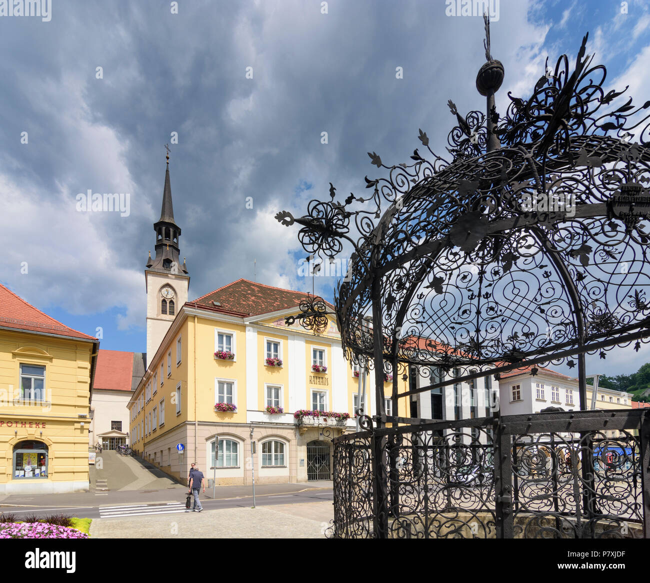 Bruck an der Mur Rathaus (Municipio), chiesa, Eiserner Brunnen (ferro bene) in Austria, Steiermark, Stiria Murtal Foto Stock