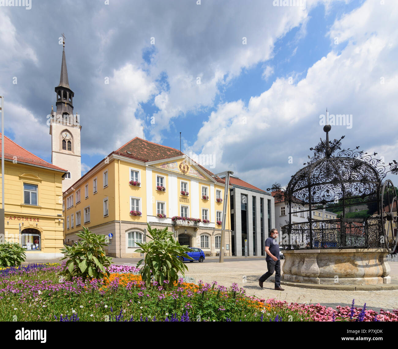 Bruck an der Mur Rathaus (Municipio), chiesa, Eiserner Brunnen (ferro bene) in Austria, Steiermark, Stiria Murtal Foto Stock