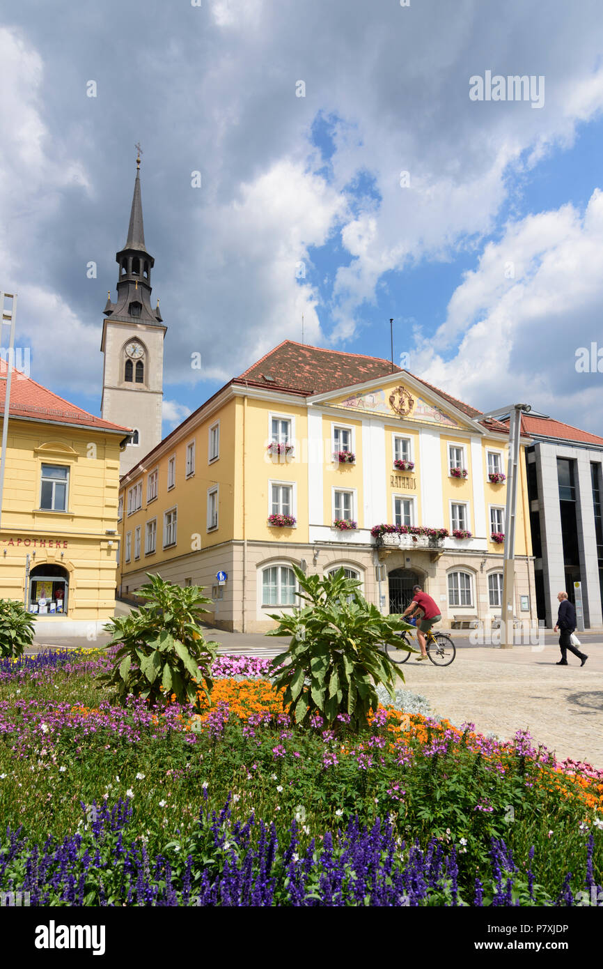 Bruck an der Mur Rathaus (Municipio), chiesa, Eiserner Brunnen (ferro bene) in Austria, Steiermark, Stiria Murtal Foto Stock