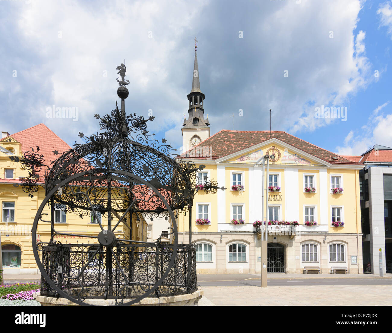 Bruck an der Mur Rathaus (Municipio), chiesa, Eiserner Brunnen (ferro bene) in Austria, Steiermark, Stiria Murtal Foto Stock