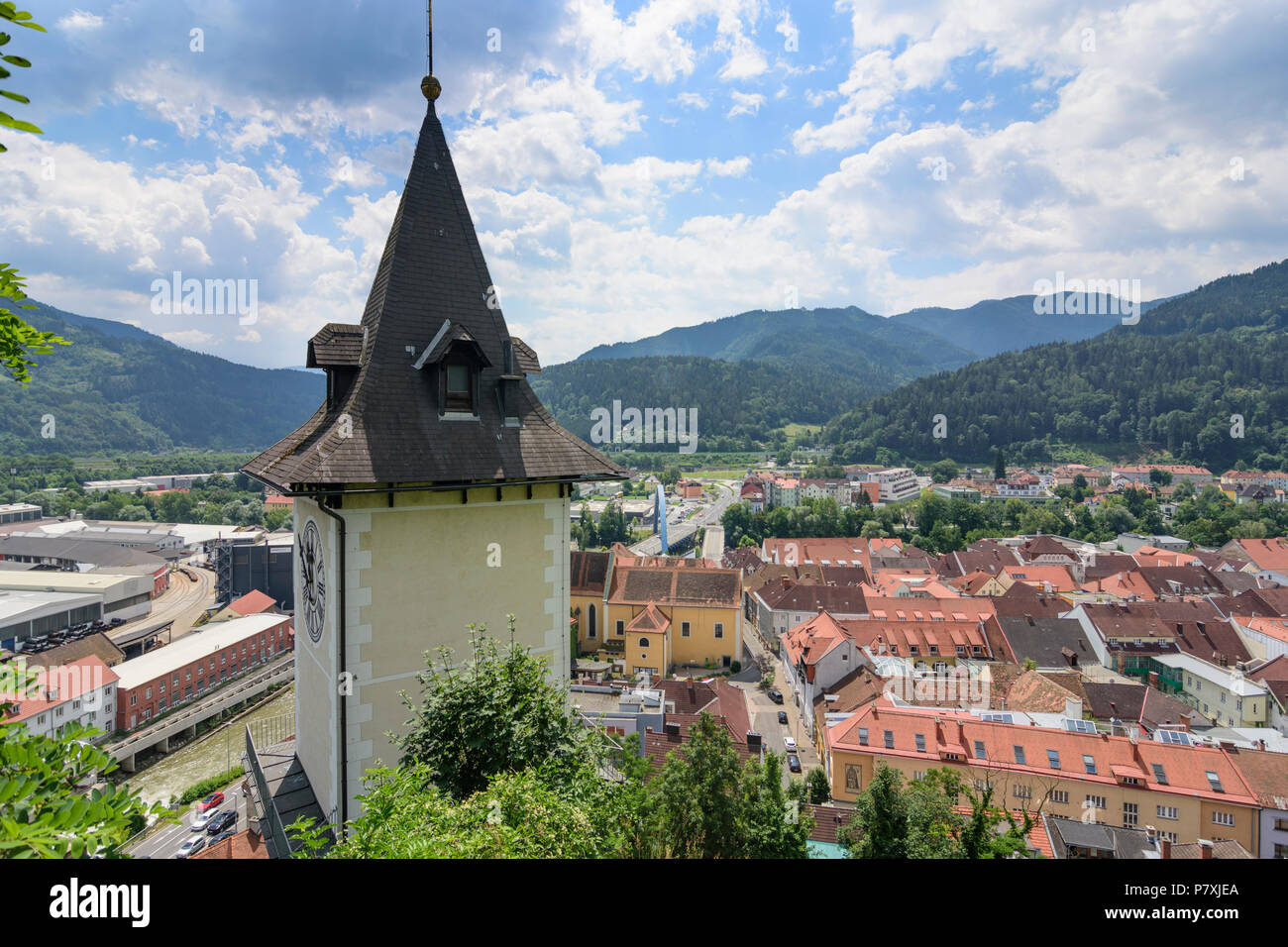 Bruck an der Mur: vista dal Schlossberg con Uhrturm (clock tower) dal centro città di Bruck in Austria, Steiermark, Stiria Murtal Foto Stock