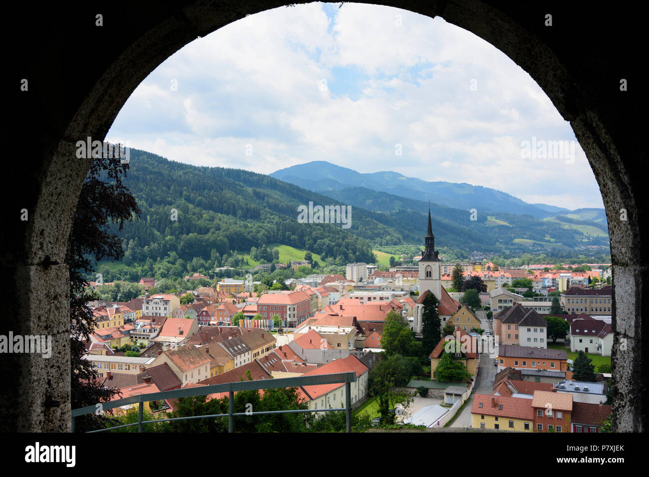 Bruck an der Mur: vista dal Schlossberg per centro città di Bruck in Austria, Steiermark, Stiria Murtal Foto Stock