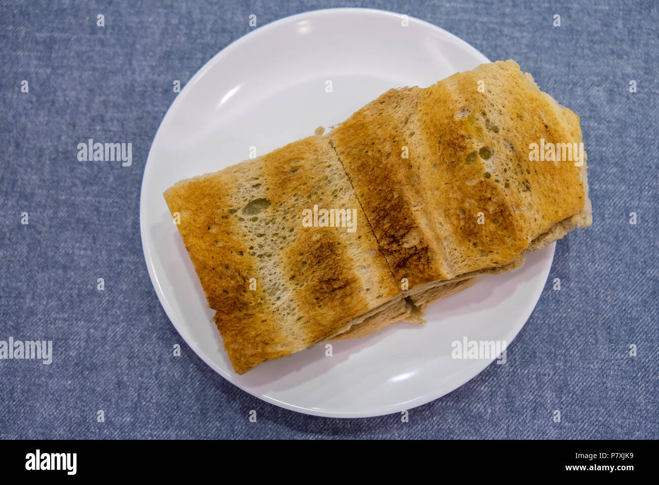 Tradizionale colazione Singapore chiamato Kaya toast, pane di cocco con marmellata e burro, il fuoco selettivo tecnica Foto Stock