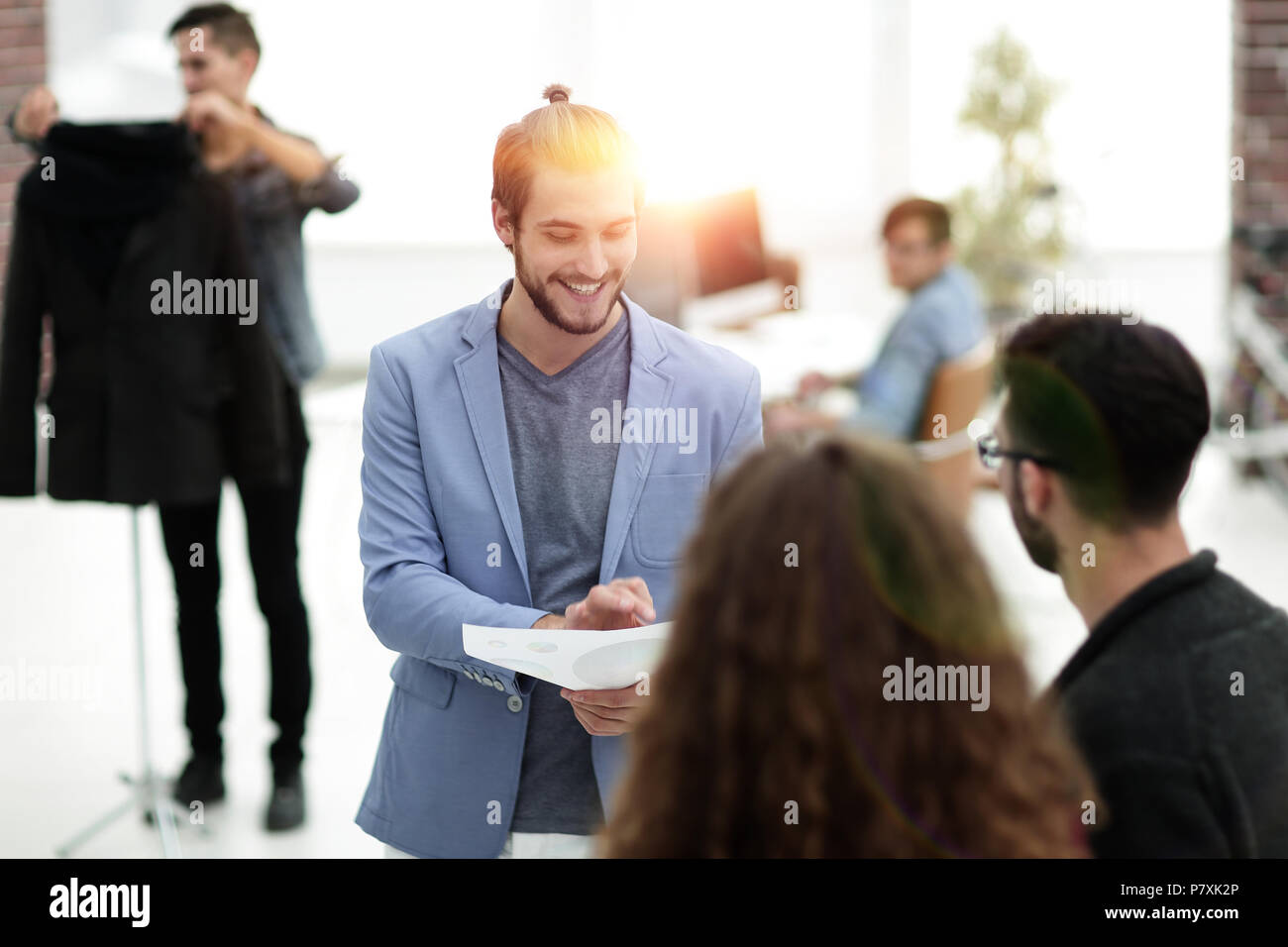 Il successo del team di progettisti che lavorano in ufficio. Foto Stock