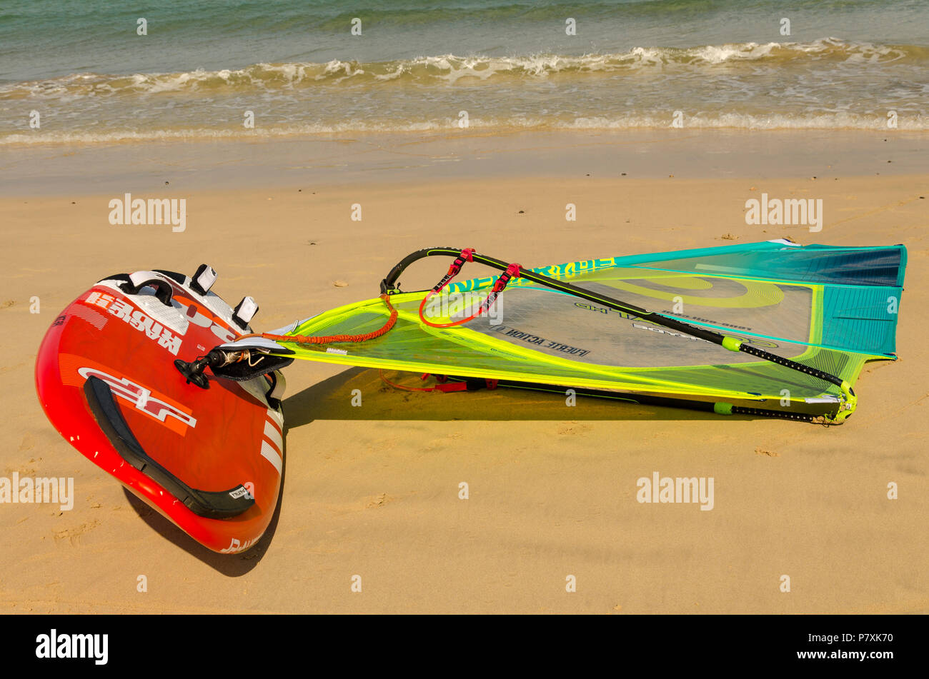 Sotavento Beach, Fuerteventura, Isole Canarie, Spagna: 26 maggio 2018. Windsurf bordo giacente nella sabbia sulla spiaggia di Sotavento a bassa marea Foto Stock