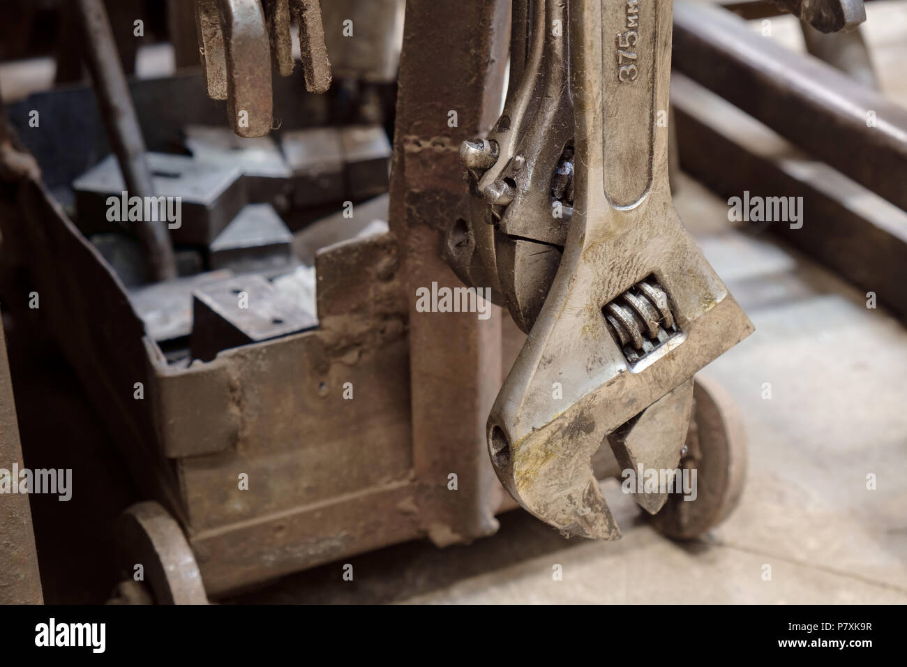 Close up di sporco e rusty chiave in fabbrica. Foto Stock