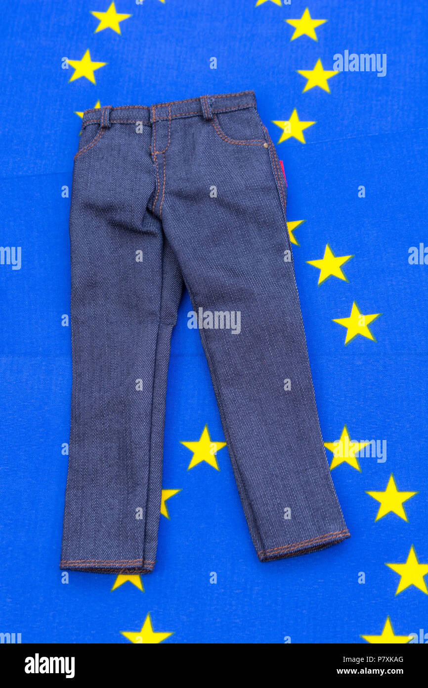 Bandiera UE motivi con il denim / jeans - metafora per UE dazi di ritorsione sul jeans Levi e altri prodotti USA - metafora visiva Trump guerra commerciale concetto. Foto Stock