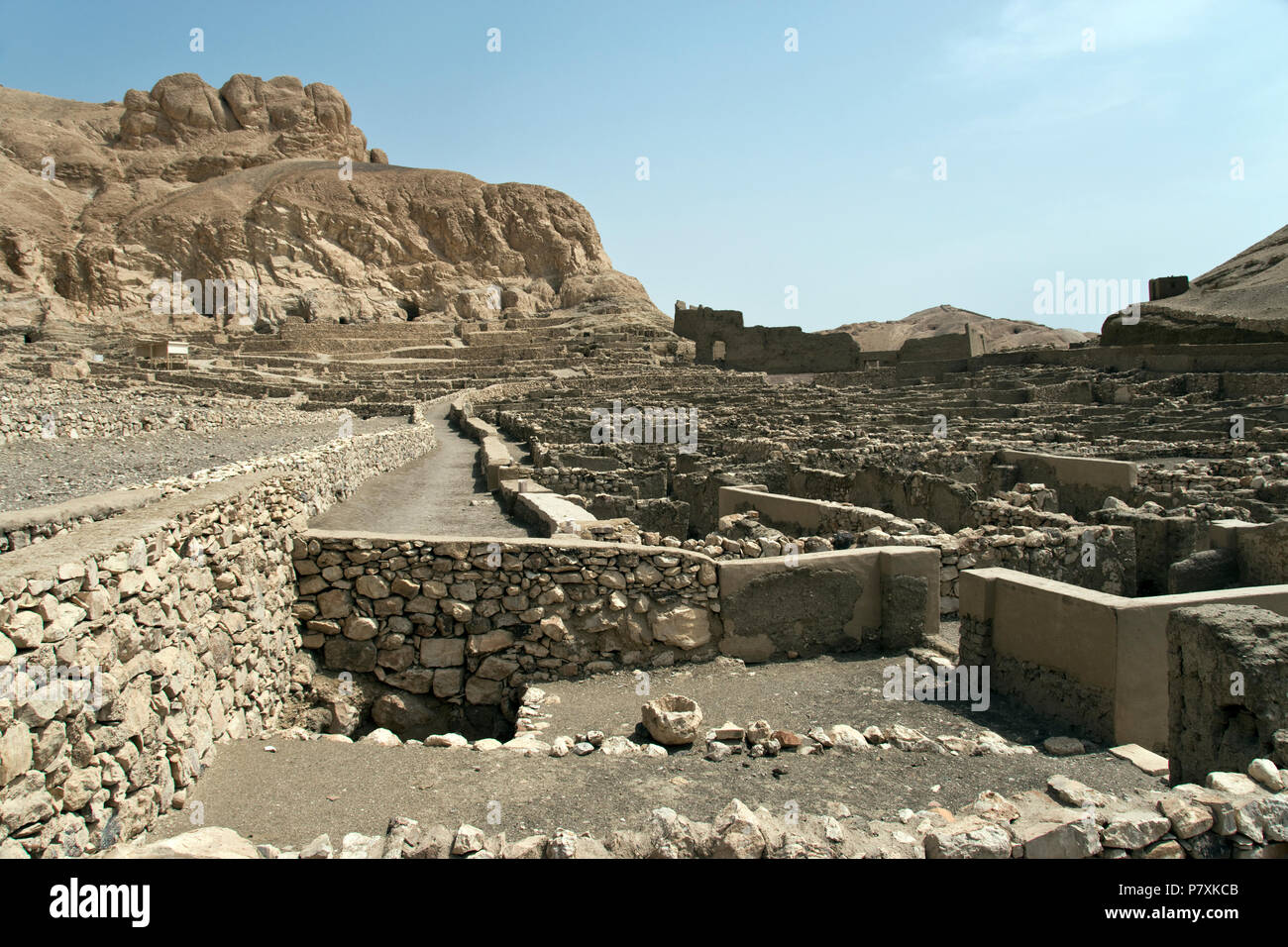 Le rovine di Deir el-Medina, l'antico villaggio egiziano degli artigiani che hanno costruito le tombe nella Valle dei Re, sul Nilo del west bank a Luxor Foto Stock