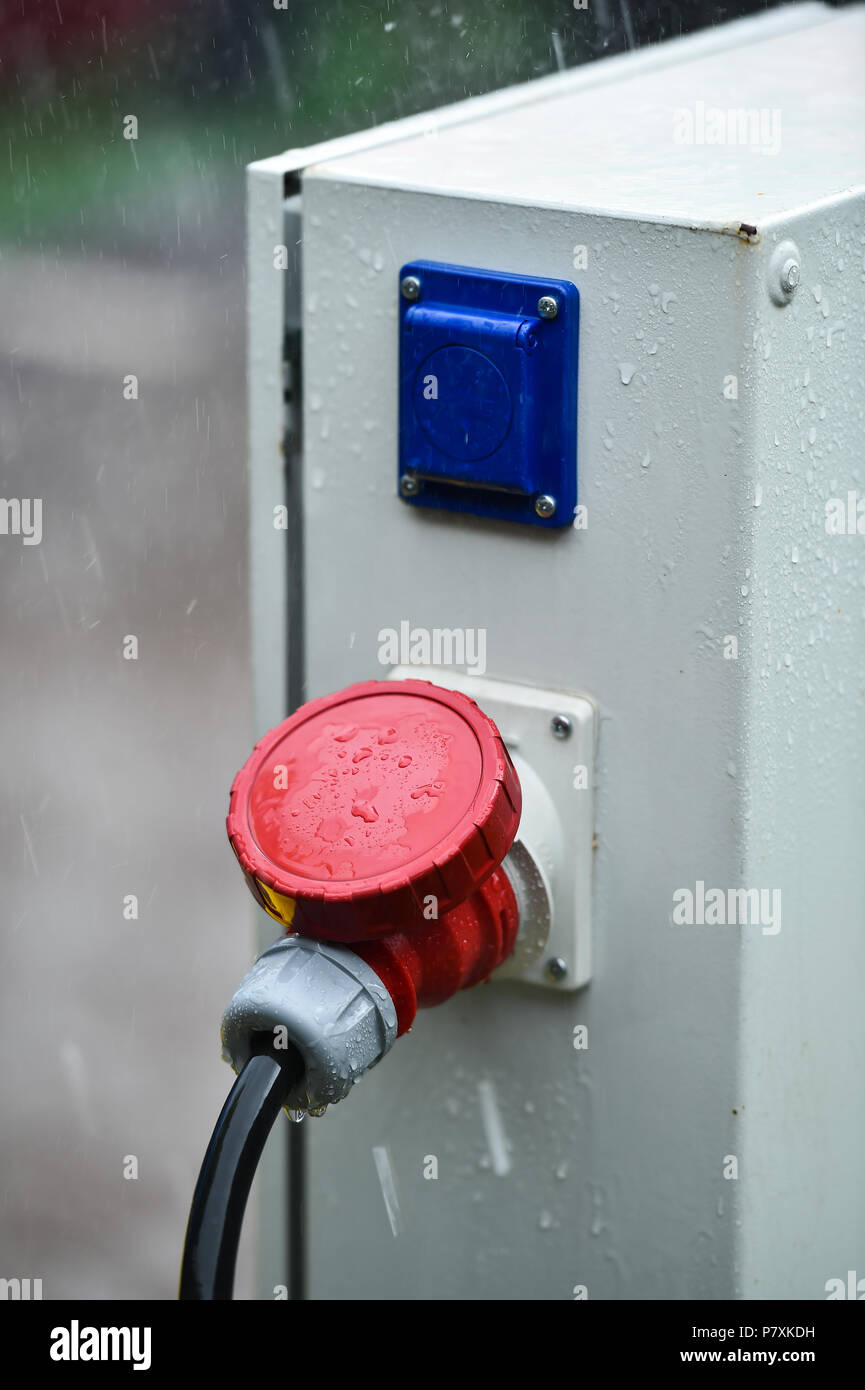 Le gocce di pioggia sono visti su industrial spina elettrica durante la heavy rain Foto Stock
