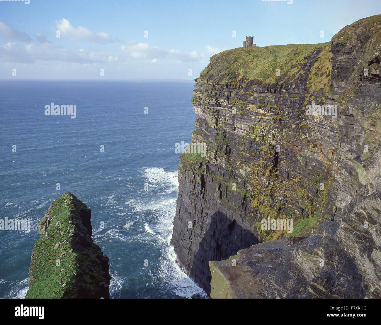 Scogliere di Moher (Aillte un Mhothair) mostra O'Brien's Tower, County Clare, Provincia di Munster, Repubblica di Irlanda Foto Stock