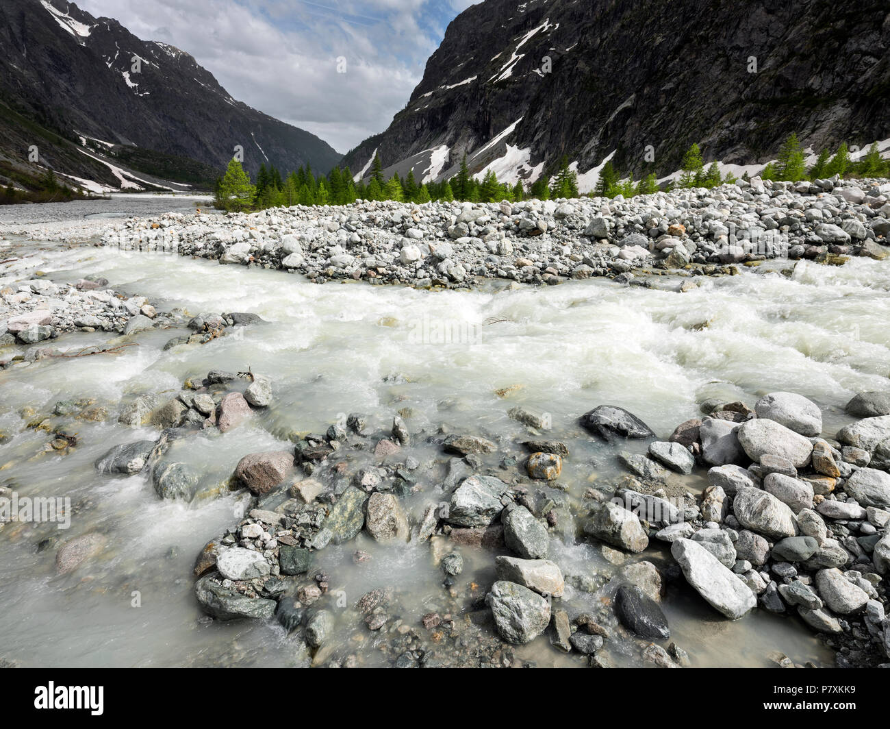 Rocce nel ruscello di montagna sulla bella pianura vicino a pre de Mme Carle in francese Parc National des Ecrins della Haute Provence Foto Stock