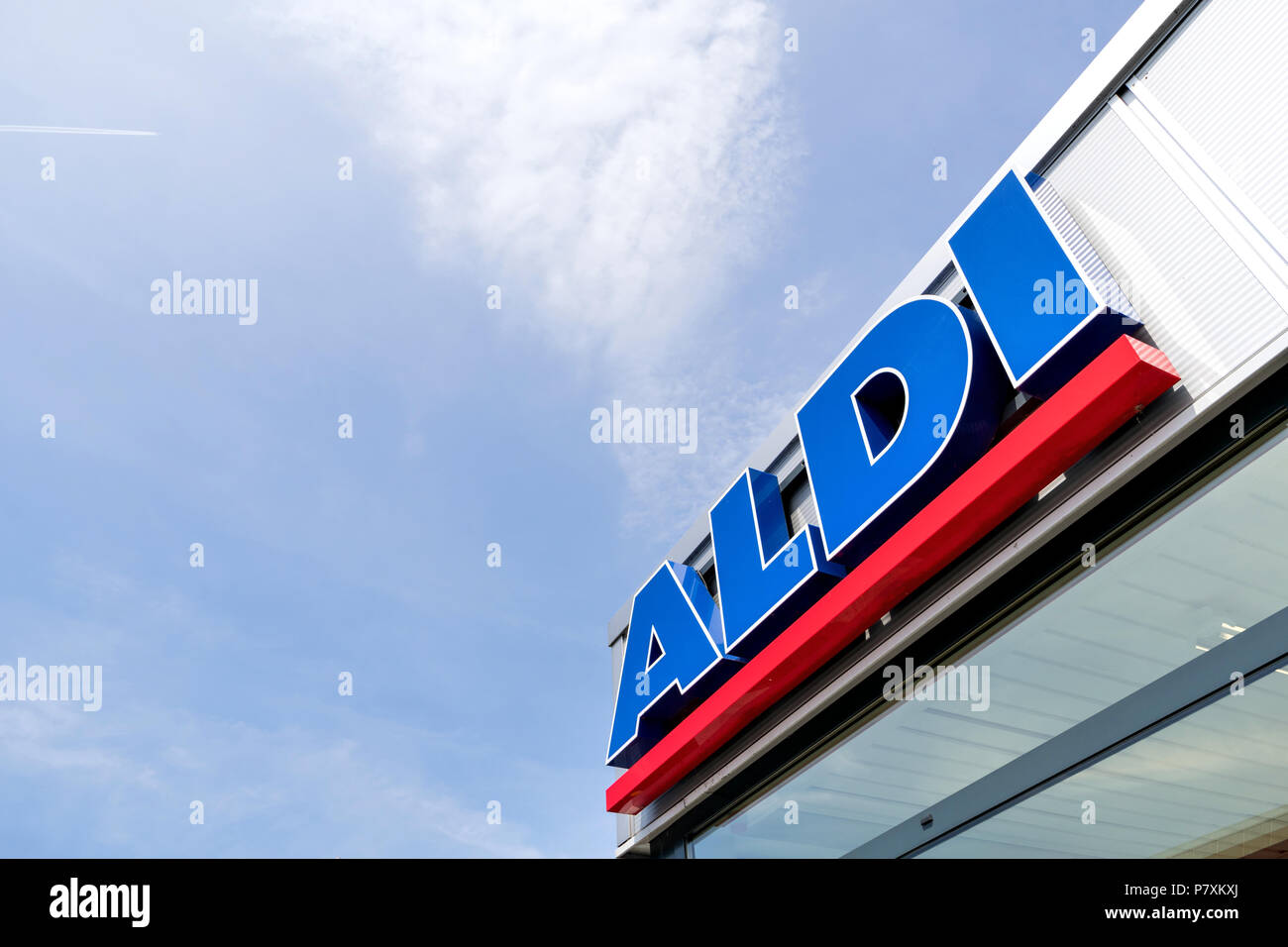 Aldi scritte presso la filiale. Aldi è un azienda leader a livello globale di sconto catena di supermercati con quasi 10.000 negozi in 18 paesi. Foto Stock