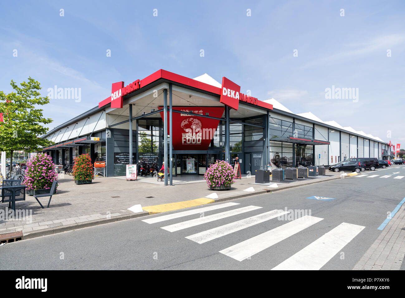 Supermercato DekaMarkt in Beverwijk. DekaMarkt è un olandese società di vendita al dettaglio e un membro di Superunie, un olandese organizzazione di acquisto per i supermercati. Foto Stock