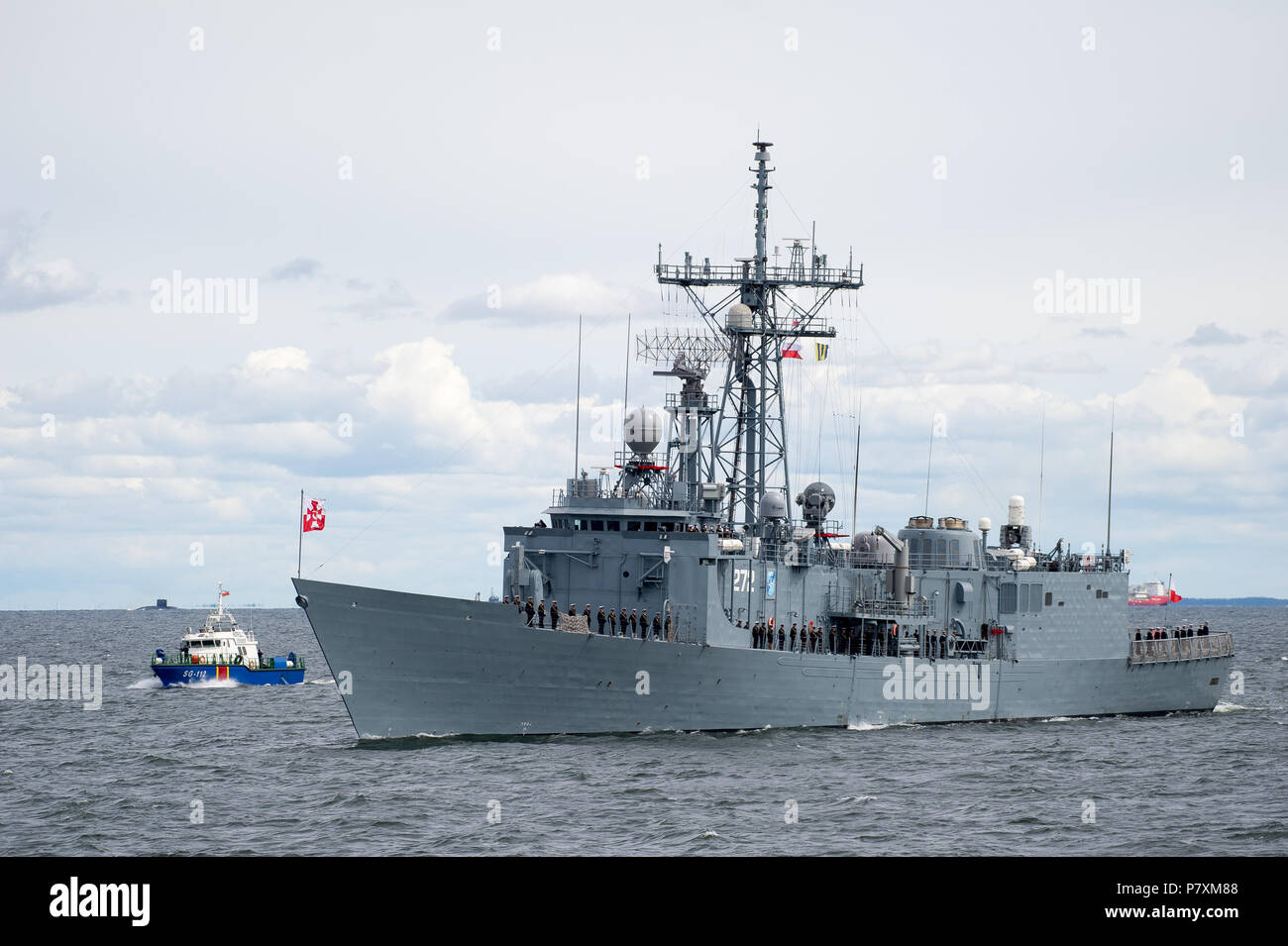 Oliver polacco di pericolo classe Perry missile frigate ORP Kazimierz generale Pulaski (272) (ex USS Clark FFG-11) durante la parata navale per celebrare Foto Stock