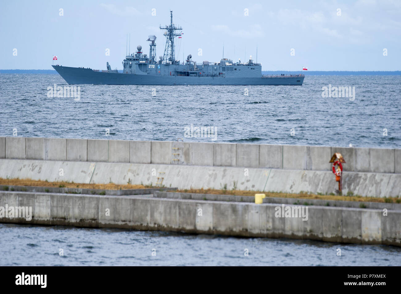 Oliver polacco di pericolo classe Perry missile frigate ORP Kazimierz generale Pulaski (272) (ex USS Clark FFG-11) durante la parata navale per celebrare Foto Stock