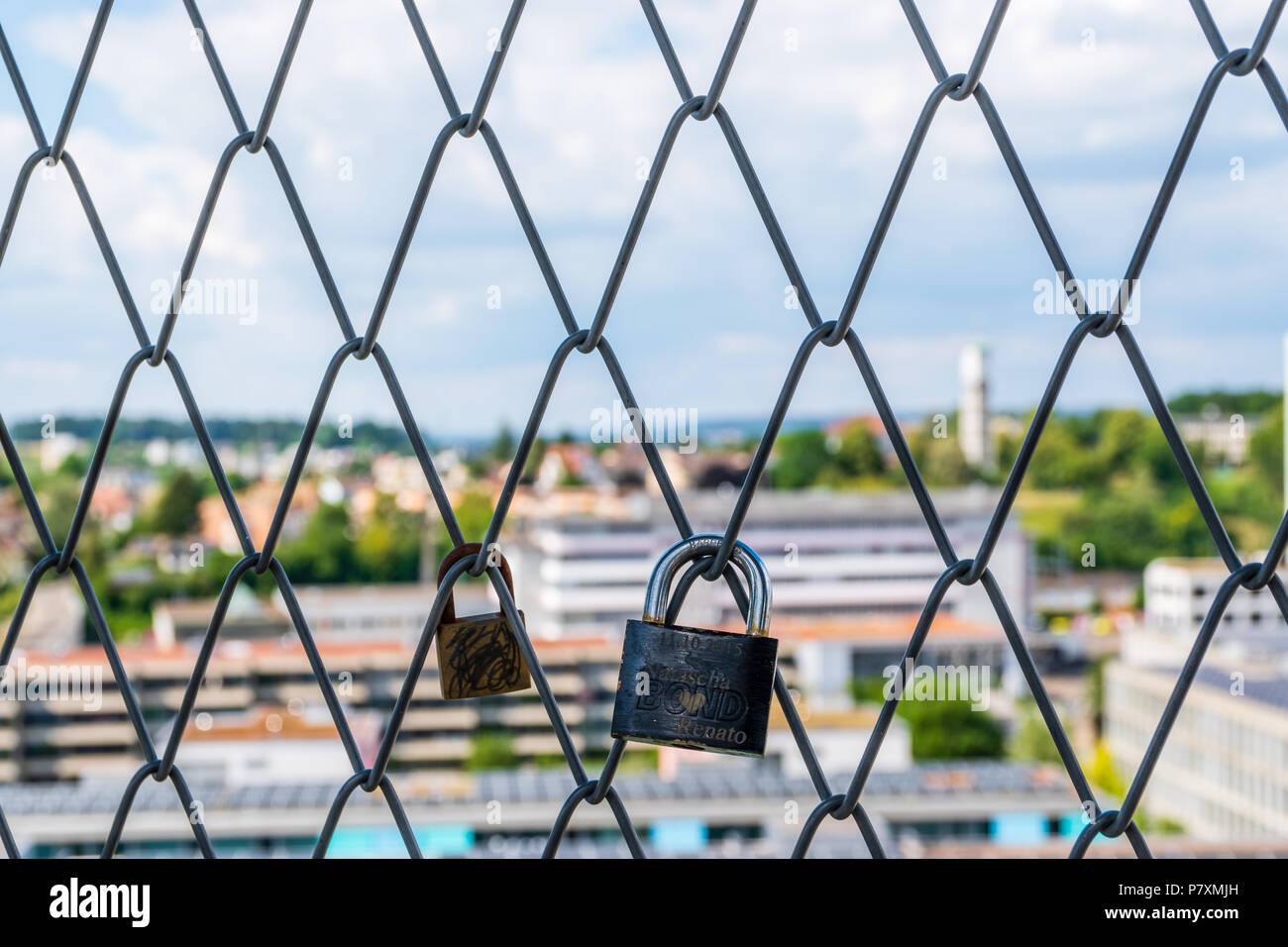 Amore lucchetti sulla catena collegamento recinto presso la piattaforma di osservazione nella torre di Oeliker Park, Zurigo, Svizzera Foto Stock