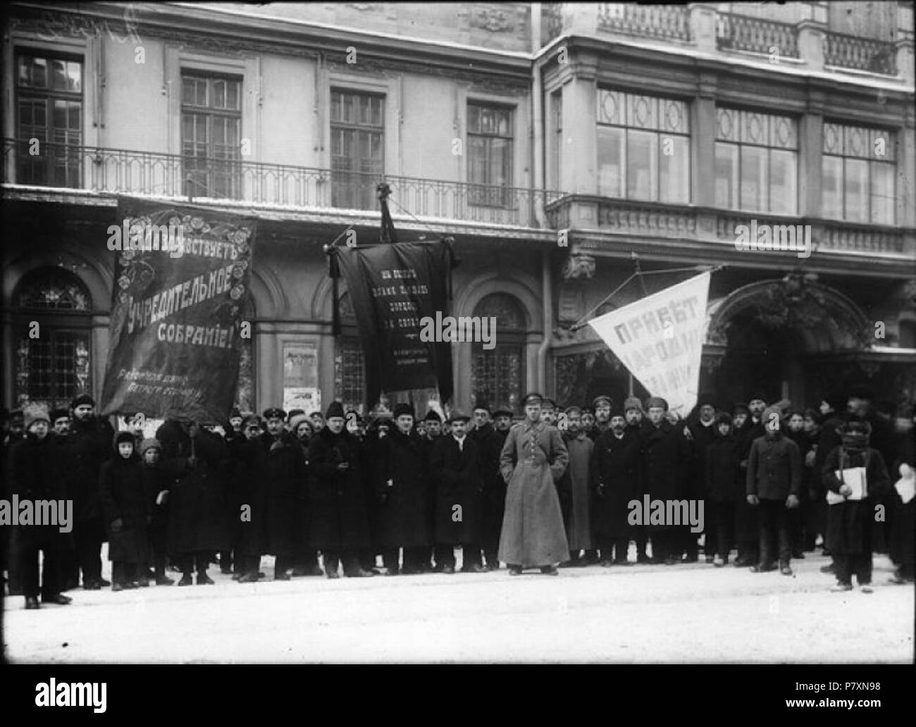 Inglese: dimostrazione sul Nevskij prospekt sulla giornata di apertura dell Assemblea Costituente : . Gennaio 1918 131 dimostrazione sul Nevskij prospekt sulla giornata di apertura dell'Assemblea Costituente Foto Stock