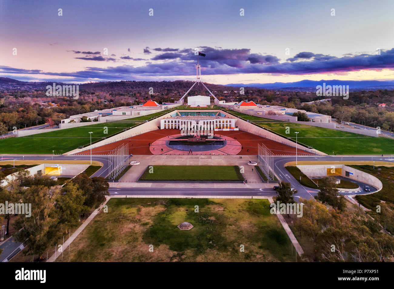 Vista aerea intorno a Capitol Hill in Canberra - Australian Capital Territory. Facciata del governo pubblico edificio con square e il parco circostante la terra Foto Stock