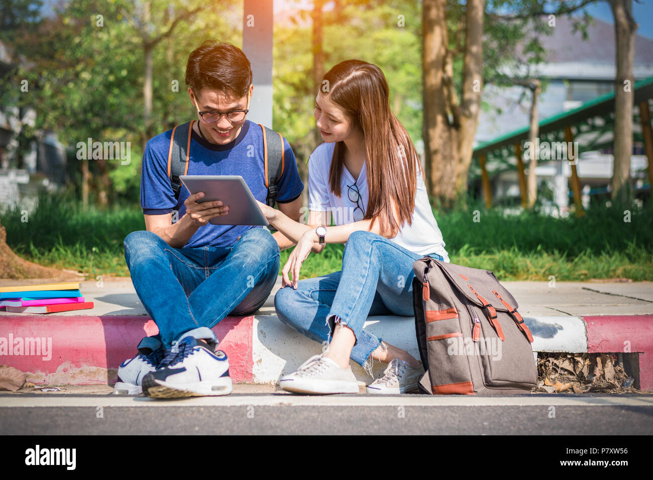 Due giovani asiatici college persone per discutere circa i compiti ed esame finale per il test. Istruzione e amicizia concetto. La felicità e l apprendimento c Foto Stock