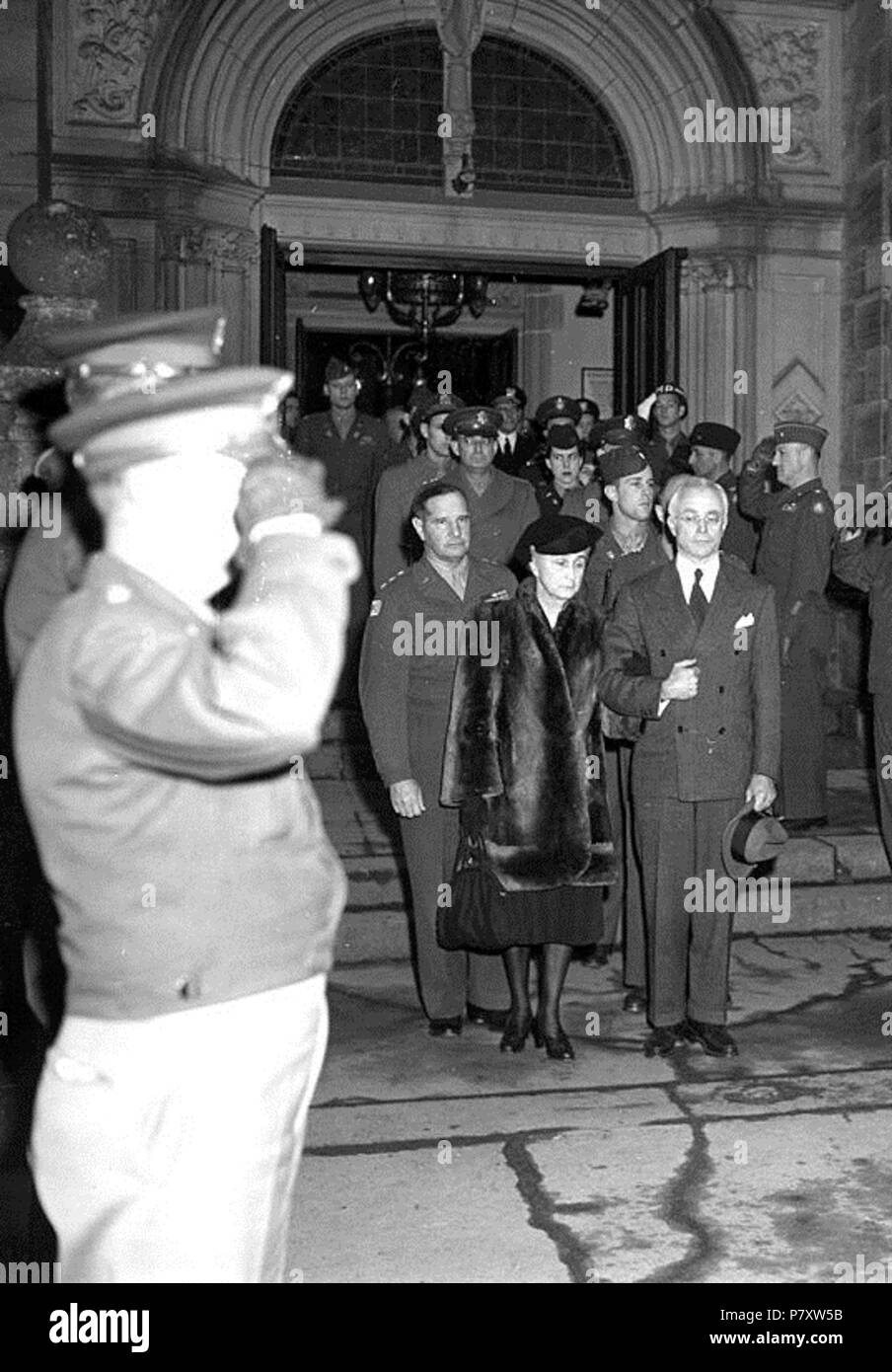 Inglese: dopo i funerali di suo marito, Beatrice Patton (1886-1953) (centro sinistra) lascia la Chiesa di Cristo sul braccio del suo fratello Charles Fanning Ayer (1865-1956), Heidelberg, Germania, 23 dicembre 1945. Tra quelli visibili sono Tenente Generale Geoffrey Keyes (1888-1967) (dietro la signora Patton, con nessun tappo), comandante della Settima esercito, così come numerosi ufficiali e di polizia militare che salutiamo il partito come si lascia la chiesa . 23 Dicembre 1945 166 funerale del Generale Patton 04 Foto Stock