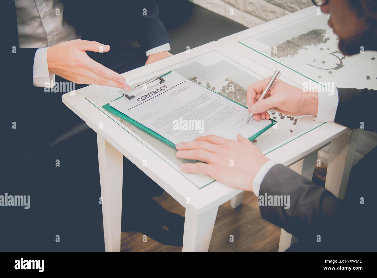 Due imprenditori la firma di contatto quando il nuovo progetto di accordo di avvio a indoor. Business e contattare il concetto di firma. Morbido e dividere la lavorazione trasversale per Foto Stock