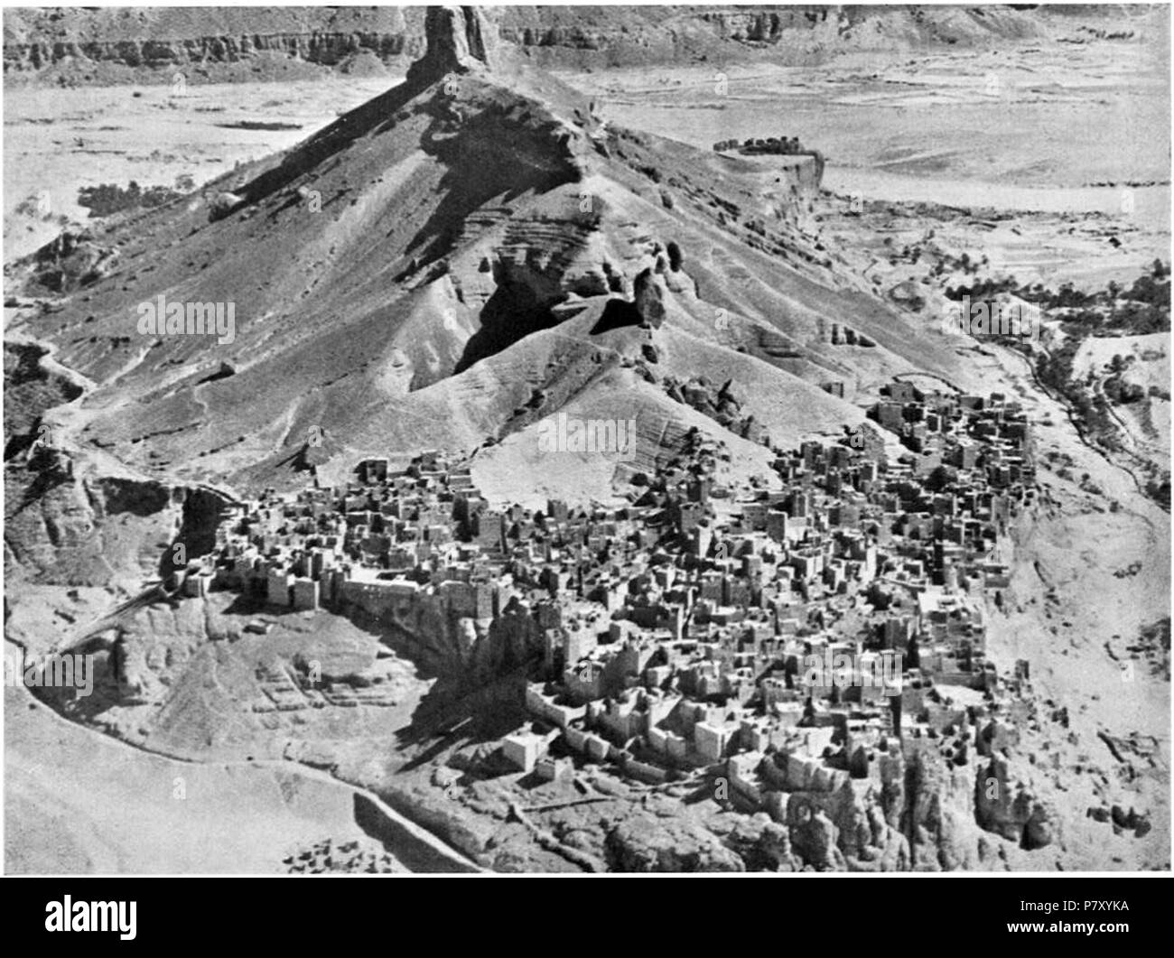 Inglese: Il villaggio di al Hajarain a Wadi Dawan. Foto scattata durante la prima ricognizione aerea britannica oltre l'Hadhramaut nel novembre 1929. 1929 184 Hadhramaut 1929, Al Hajarain a Wadi Dawan Foto Stock