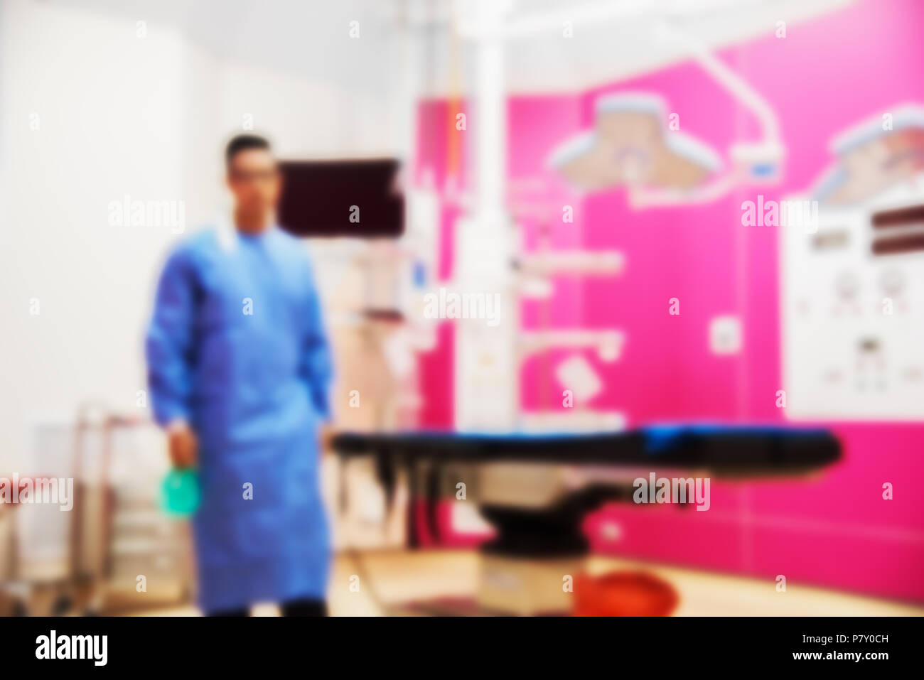 Sfocata di dottore in uniforme blu nella camera operativa. Ospedale e concetto medico. Per casi di emergenza e di pronto soccorso concetto. Foto Stock