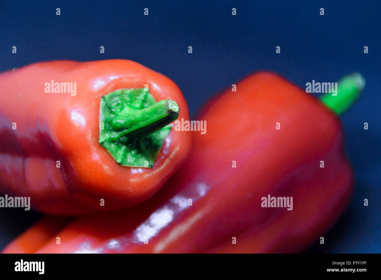 Foto a bassa luce di peperoni rossi Foto Stock