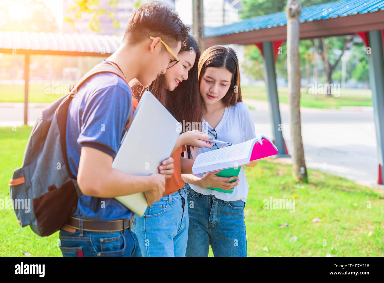 Tre giovani asiatici campus persone tutoring e preparazione per l'esame finale in università. L educazione e l apprendimento del concetto. Amicizia e relazione sh Foto Stock