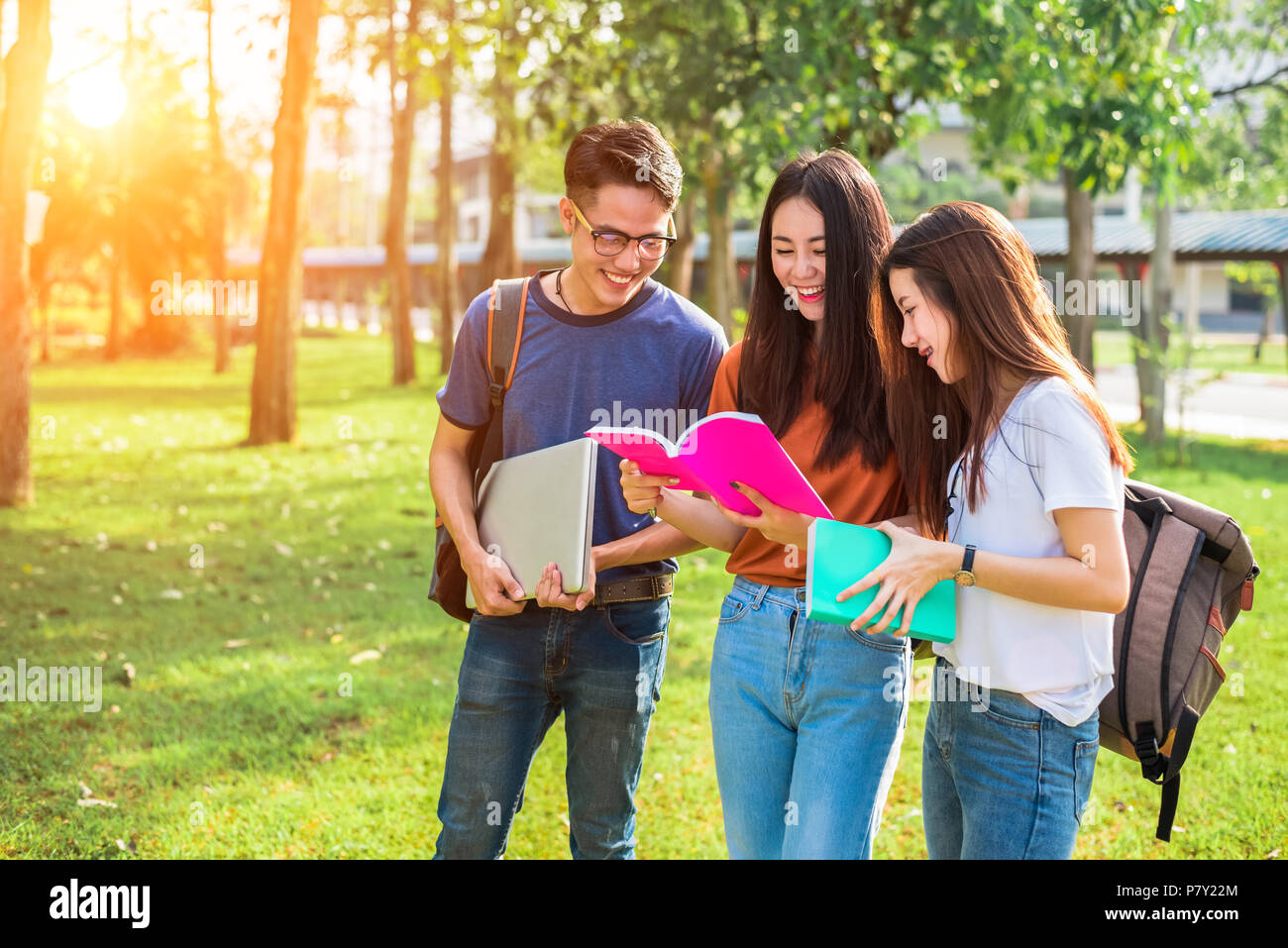 Tre giovani asiatici campus persone tutoring e preparazione per l'esame finale in università. L educazione e l apprendimento del concetto. Amicizia e relazione sh Foto Stock