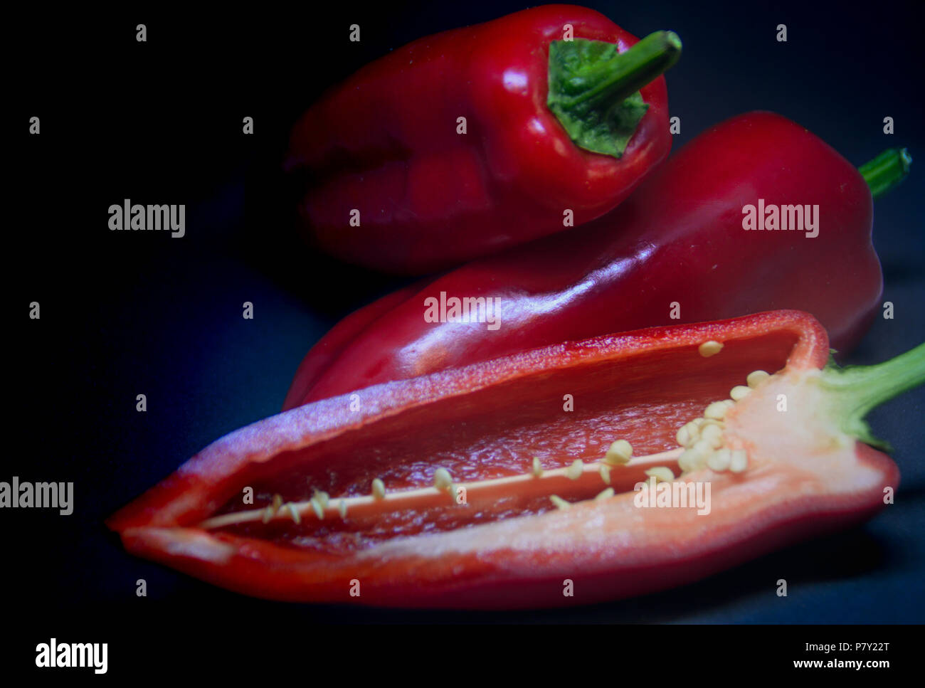 Foto a bassa luce di peperoni rossi Foto Stock