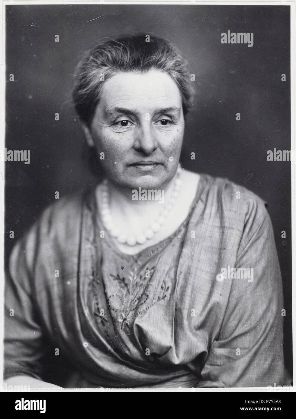 Nederlands: Beschrijving Schrijfster Anna Maria van Gogh-Kaulbach (1869-1960) Schrijfster. Documenttype foto Vervaardiger Merkelbach, Atelier J. Collectie Collectie Atelier J. Merkelbach Inventarissen http://archief.amsterdam/archief/10164/35727 Afbeeldingsbestand B00000002207 generato con Dememorixer . circa 1900 215 Giacobbe Merkelbach, AFB B00000002207 Foto Stock