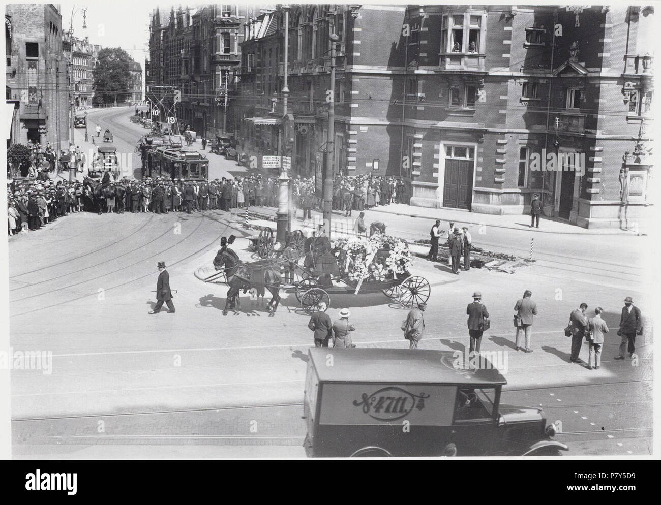 Nederlands: Begrafenisstoet Beschrijving van Pan de la Mar (1875-1930) Toneelspeler. De stoet op de kruising Leidseplein en Marnixstraat bij de Stadsschouwburg. Documenttype foto Vervaardiger Merkelbach, Atelier J. Collectie Collectie Atelier J. Merkelbach Datering juli 1930 Geografische naam Leidseplein Inventarissen http://archief.amsterdam/archief/10164/36241 Afbeeldingsbestand B00000002262 generato con Dememorixer . Luglio 1930 215 Giacobbe Merkelbach, AFB B00000002262 Foto Stock