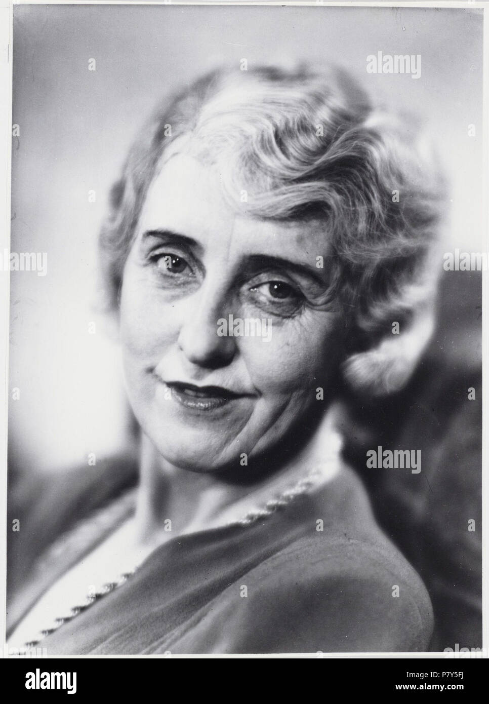 Nederlands: Beschrijving Loudi Nijhoff (1900-1995) Actrice. Documenttype foto Vervaardiger Merkelbach, Atelier J. Collectie Collectie Atelier J. Merkelbach Inventarissen http://archief.amsterdam/archief/10164/35960 Afbeeldingsbestand B00000002318 generato con Dememorixer . circa 1900 215 Giacobbe Merkelbach, AFB B00000002318 Foto Stock