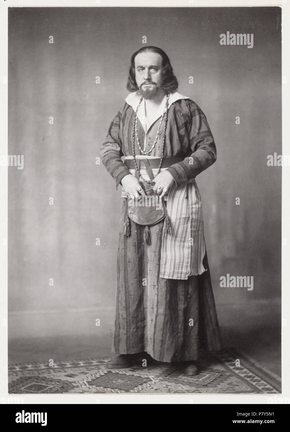 Nederlands: Beschrijving Louis de Vries (1871-1940) Toneelspeler in de Wandelende Jood. Documenttype foto Vervaardiger Merkelbach, Atelier J. Collectie Collectie Atelier J. Merkelbach Datering 1919 Inventarissen http://archief.amsterdam/archief/10164/36181 Afbeeldingsbestand B00000002471 generato con Dememorixer . 1919 216 Giacobbe Merkelbach, AFB B00000002471 Foto Stock