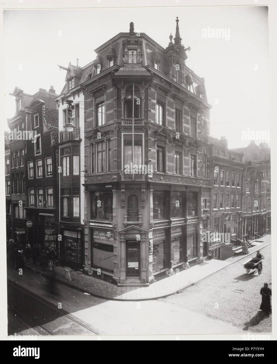 Nederlands: Beschrijving Leidsestraat 53-59 (link, v.l.n.r.) 59: firma J.H. Van Andel (architetto G.A. van Arkel (1858-1918). Rechts: Kerkstraat 41-49 (v.l.n.r.). Documenttype foto Vervaardiger Merkelbach, Atelier J. Collectie Collectie Atelier J. Merkelbach Datering 1918 Geografische naam Kerkstraat Leidsestraat Inventarissen http://archief.amsterdam/archief/10164/36287 Afbeeldingsbestand B00000002601 generato con Dememorixer . 1918 216 Giacobbe Merkelbach, AFB B00000002601 Foto Stock