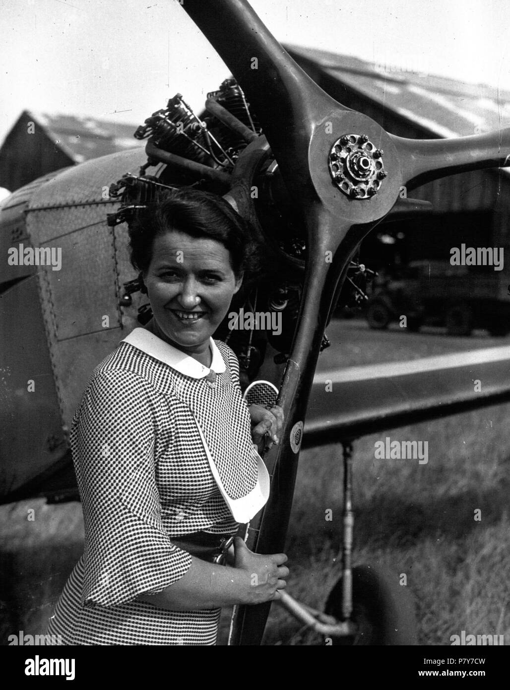 Inglese: aviazione francese pioniere Maryse Hilsz (1903-1945) tenendo il propulsore della sua Mauboussin M.122 è circa per tentare una nuova altitudine volo record nel 1935. Français : Maryse Hiltz et son avion : timido de record d'altitudine : à côté de l'Avion. L'aviatrice francese Maryse Hilsz (1903-1945) Il locatario l'hélice de son Mauboussin M.122 avant une nouvelle timido de record d'altitudine en 1935. Dal 24 settembre 1935 193 Maryse Hilsz 1935 Foto Stock