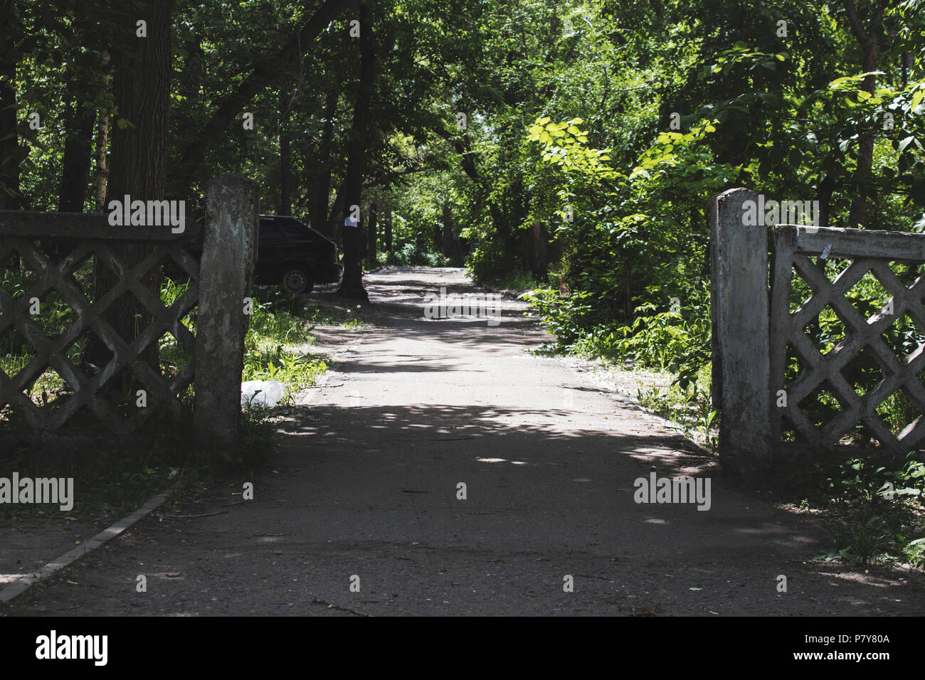 Vecchio cemento recinzione e percorso pedonale. Vecchia architettura. Foto Stock