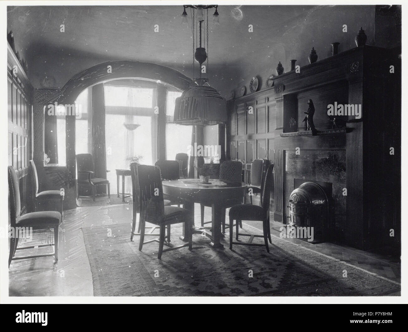 Nederlands: Beschrijving Honthorststraat 1 Interieur van de villa van de architetto Richard, Reens eetkamer. Afmetingen: 171 x 230 mm. Documenttype foto Vervaardiger Merkelbach, Atelier J. Collectie Collectie Atelier J. Merkelbach Datering 1916 Geografische naam Honthorststraat Inventarissen http://archief.amsterdam/archief/10164/35302 Afbeeldingsbestand B00000002759 generato con Dememorixer . 1916 217 Giacobbe Merkelbach, AFB B00000002759 Foto Stock