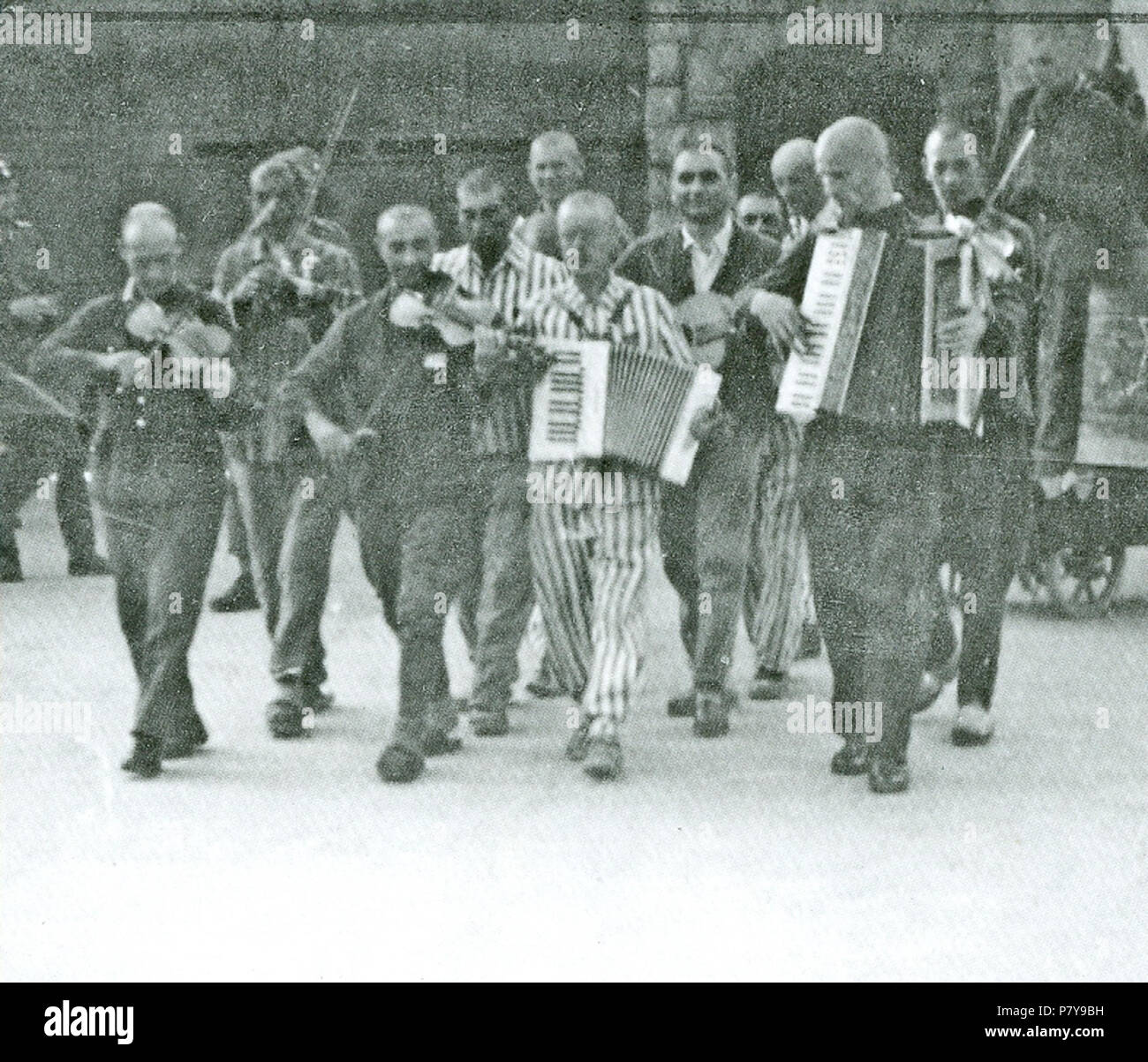 Inglese: campo di concentramento di Mauthausen, 30.06.1942: un'orchestra di detenuti Deutsch: Konzentrationslager Mauthausen, 30.07.1942: Eine aus Häftlingen bestehende Musikkapelle . 30.07.1942 Jahr der Veröffentlichung 1945/1950 279 Musikkapelle Mauthausen Foto Stock