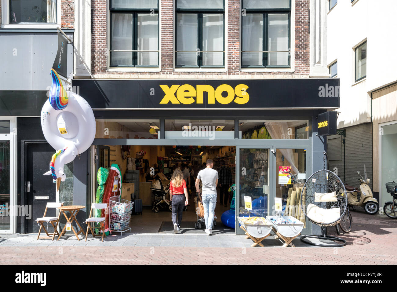 Xenos filiale a Leiden, Paesi Bassi. Xenos è una catena di negozi di beni nel cibo marketfields, elettrodomestici e la decorazione degli interni. Foto Stock