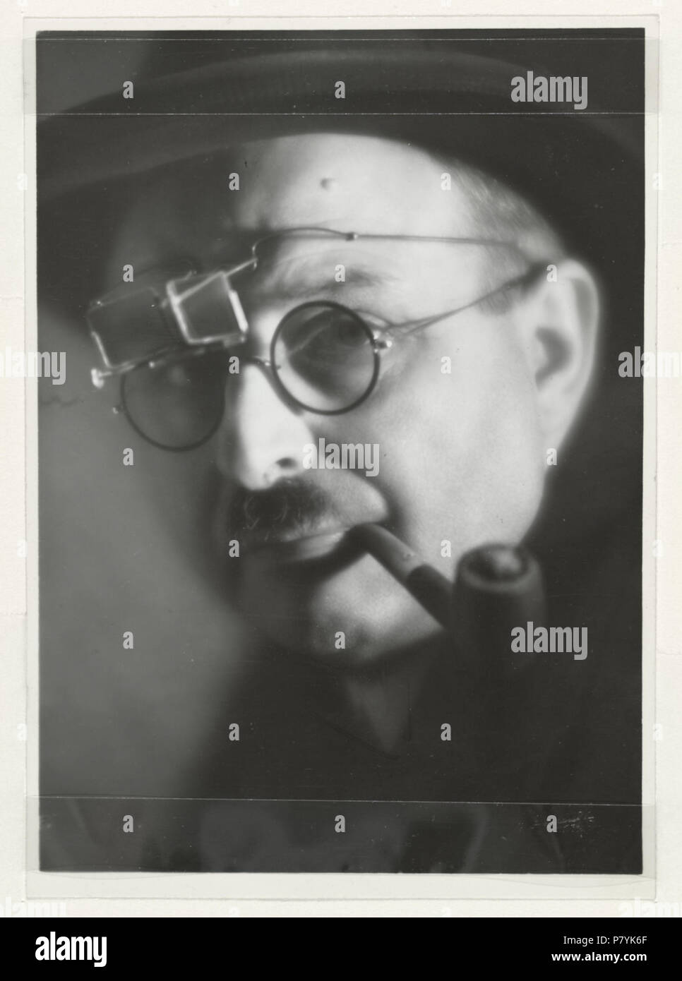 Inglese: Self-portrait dal fotografo Jacob Merkelbach, 1920S (Amsterdam) Nederlands: Zelfportret incontrato retoucheerbril van Jacob Merkelbach. Ontwikkelgelatinezilverdruk. Collectie Rijksmuseum RP-F-F04014 . 1920s 218 JacobMerkelbach Foto Stock