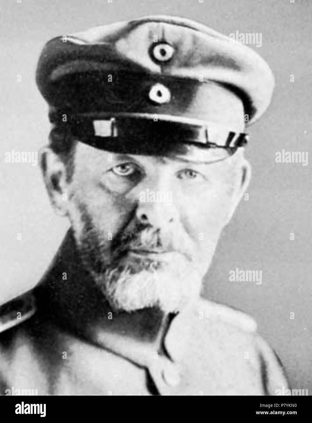 Deutsch: Richard Dehmel in uniforme, Bildausschnitt aus einer Porträtaufnahme von Rudolf Dührkoop.[1] : - . 1910s 130 Dehmel1914 Foto Stock
