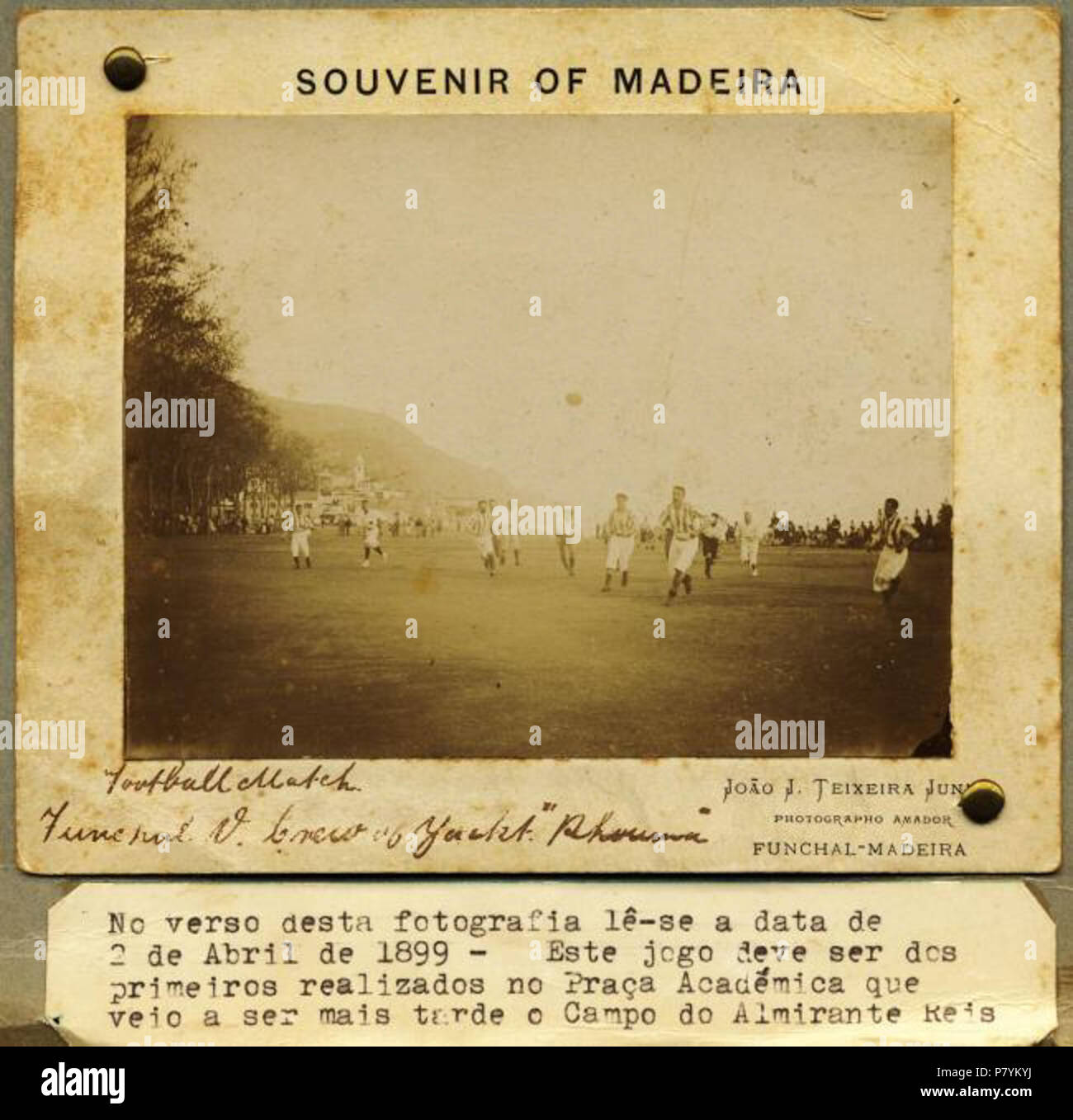 Português: Jogo de Futebol nessun campo de D. Carlos com os tripulantes do iate Rhouma. Souvenir di Madeira - Funchal V. L'equipaggio di yacht 'Rhouma' No verso desta fotografia lê-se un data de 2 de abril de 1899. Este jogo svil ser dos primeiros realizados na Praça Académica que veio un ser depois o Campo Almirante Reis. João J. Teixeira, Photographo Amador, Funchal, 1899. Antigo arquivo fare Sport Club Marítimo. 1899 221 Jogo de Futebol nessun campo de D. Carlos com os tripulantes do iate Rhouma, 1899 (scheda) Foto Stock