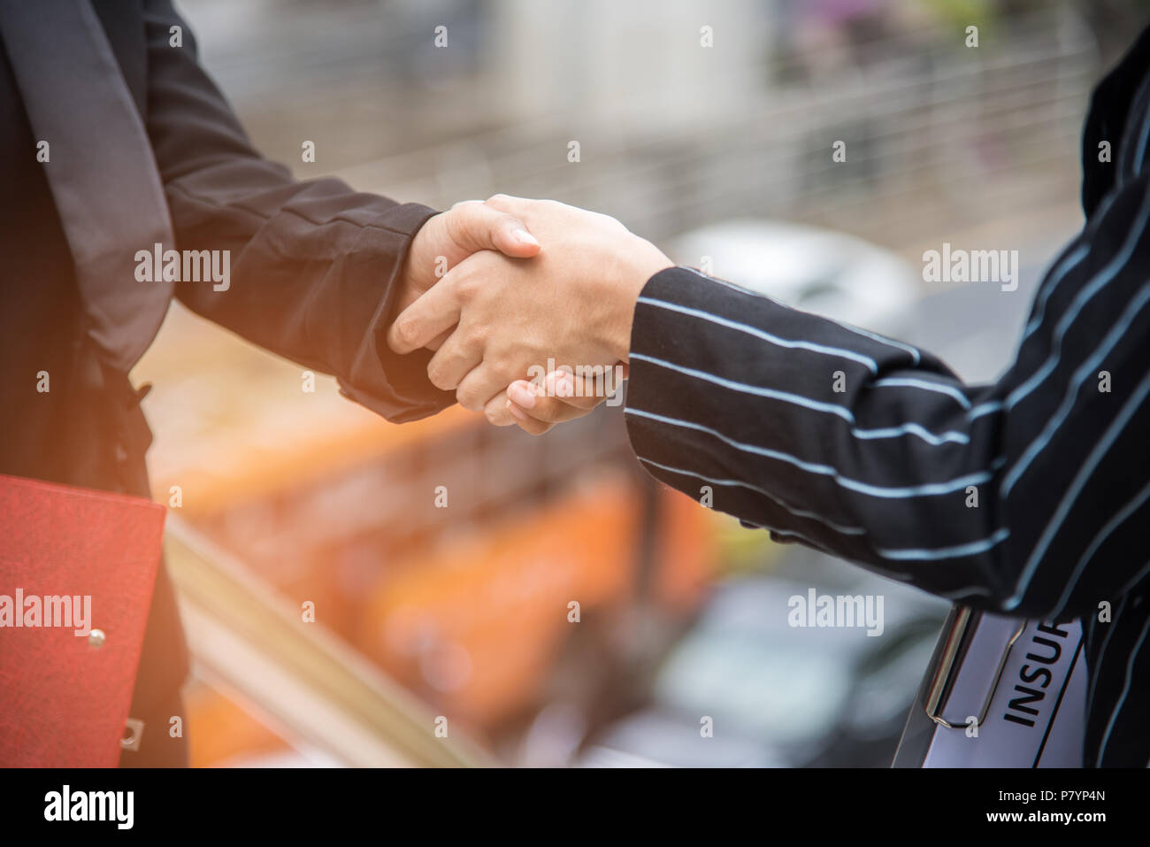 Imprenditrici handshake esterno a. Il successo di imprenditrici dopo il segno contatto e buon trattamento. Partnership di business meeting e coworking conce Foto Stock