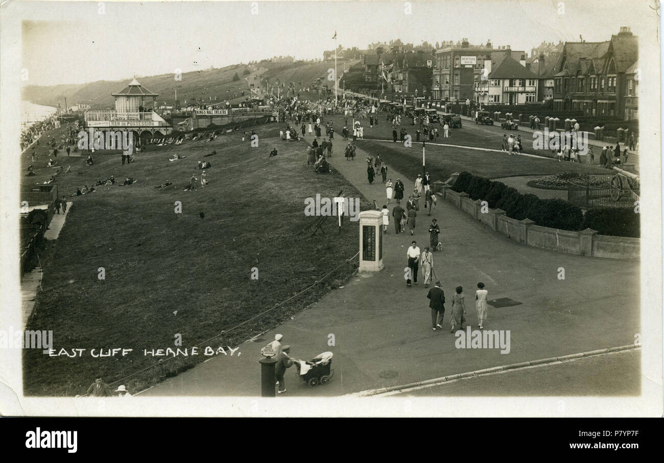 Cartolina Fotografia di King's Hall, Herne Bay, Kent, Inghilterra. La moda indossata dai pedoni indicare una data nel 1930s. Punti di interesse vi è una fila di trenta vetture di fronte all'hotel. Un 1930 pigiama tuta è indossato da una donna in primo piano alcune donne sono indossando cappelli cloche. N. cabine sono visibili sulla spiaggia . 1930s 230 Kings Hall HerneBay 1930s 024 Foto Stock