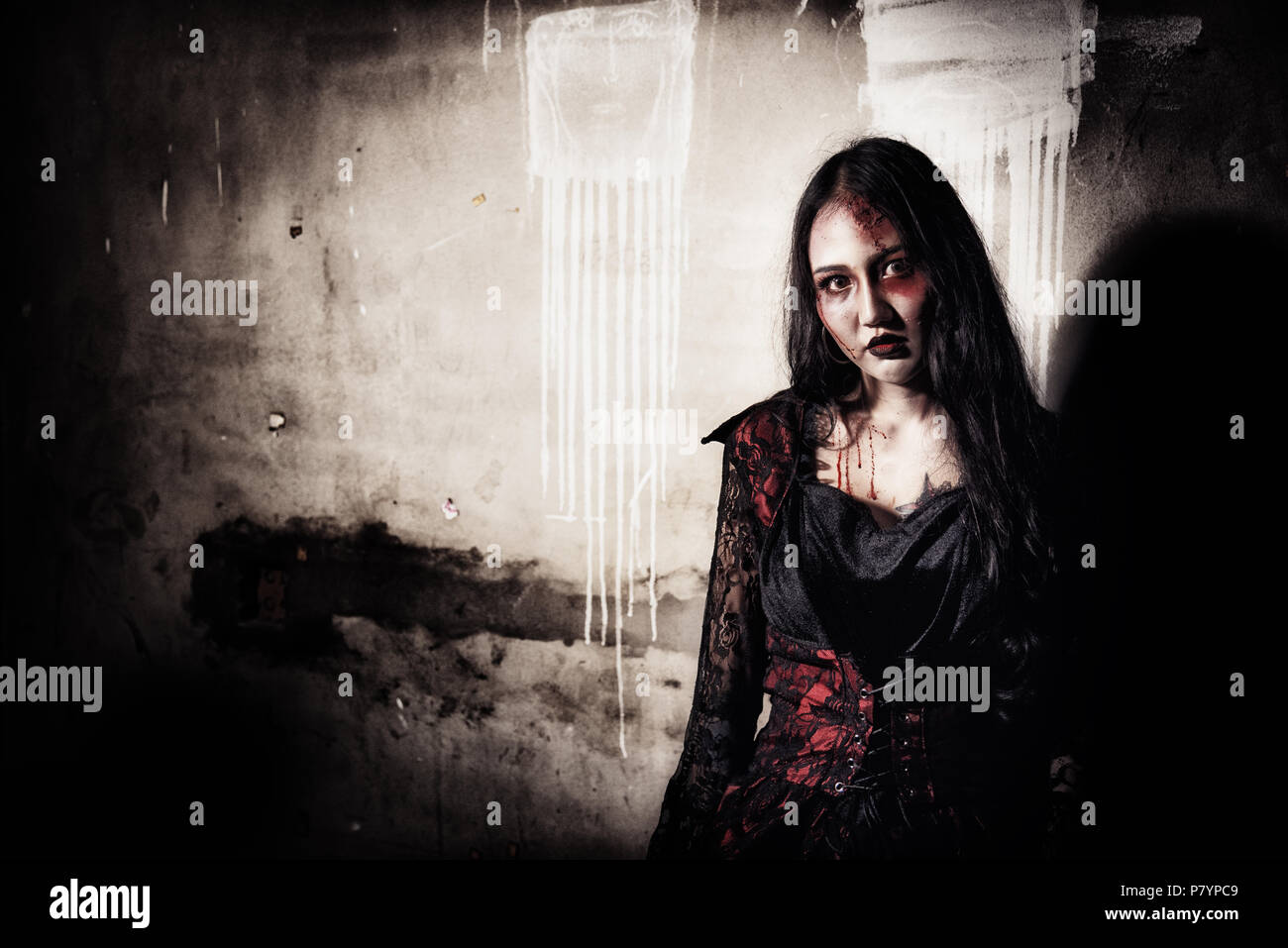 Signora Zombie cadavere in piedi e guardando a voi con umore spaventoso. Orrore e concetto di fantasma per Halloween il giorno dell evento a tema. Dark e grunge film di tono Foto Stock